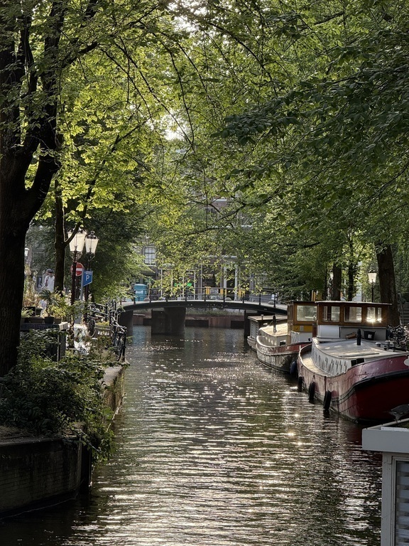 Raamgracht, 5 mins away