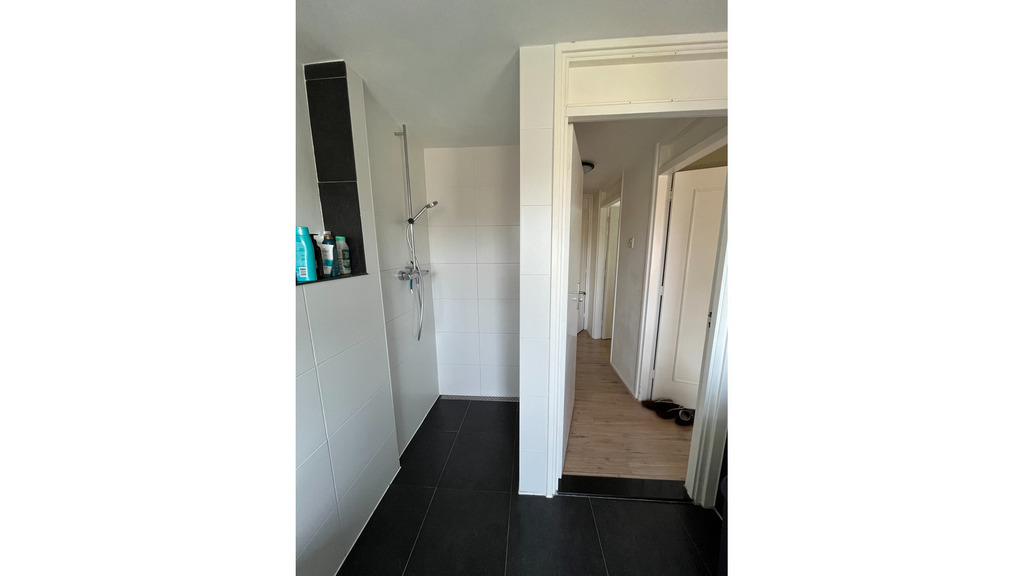 Bathroom, seperated shower 