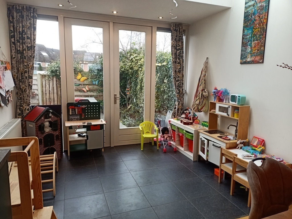 Living room / kids area with hammock and doors to garden 