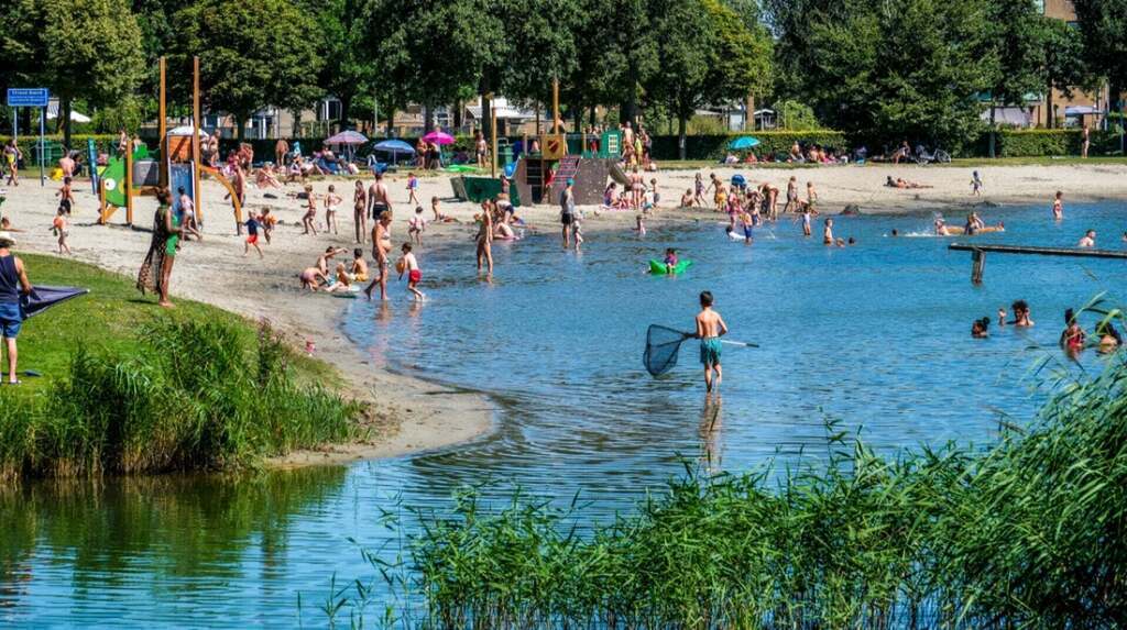Strand bij de Toolenburg plas