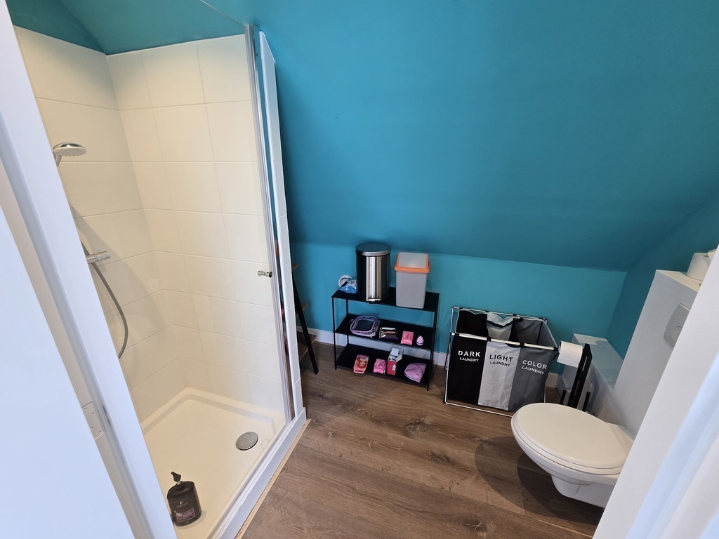 Badkamer zolder incl. Toilet wastafel en douche 