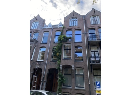 Aanzicht huis, wij wonen in de bovenwoning (2 en 3 hoog plus dakterras)