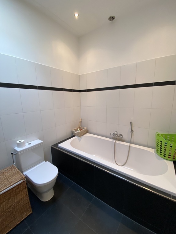 badkamer met separate douche en ligbad