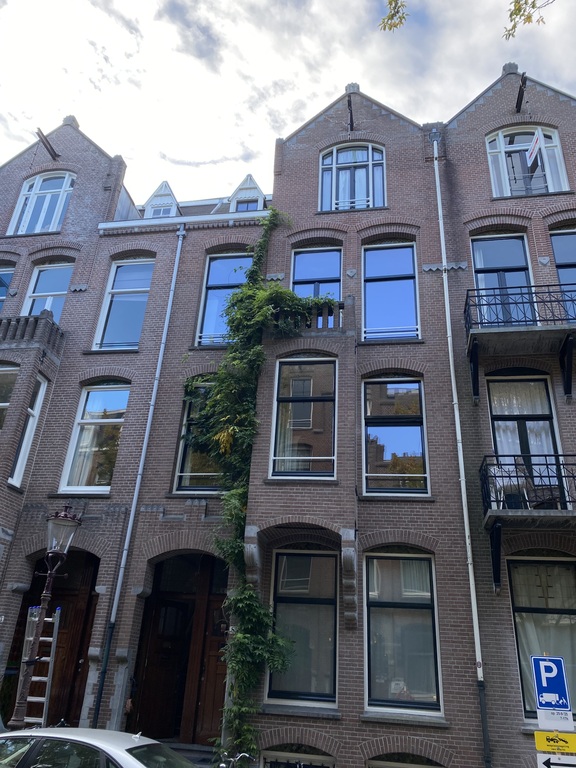 Aanzicht huis, wij wonen in de bovenwoning (2 en 3 hoog plus dakterras)