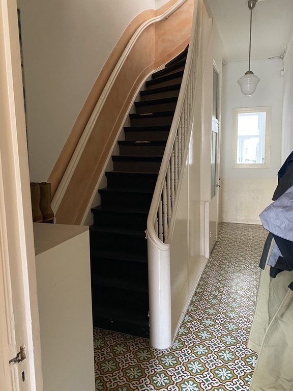 trap hal naar de derde etage