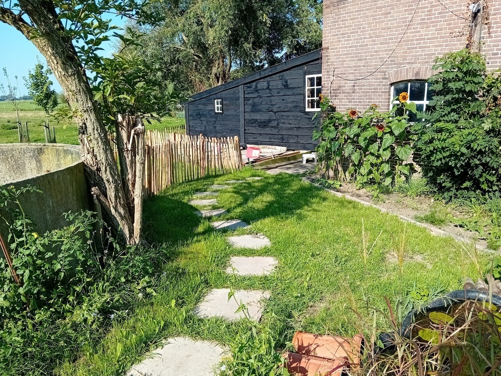 tuin en kippenschuur