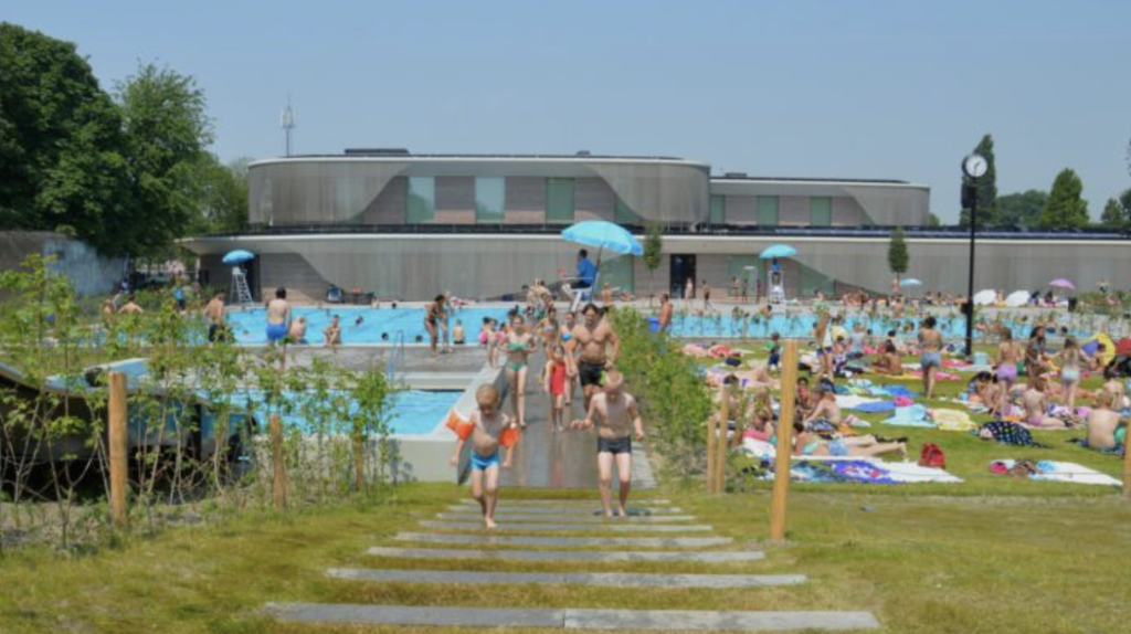 Swimming pool (outdoor & indoor) 5 mins from the house