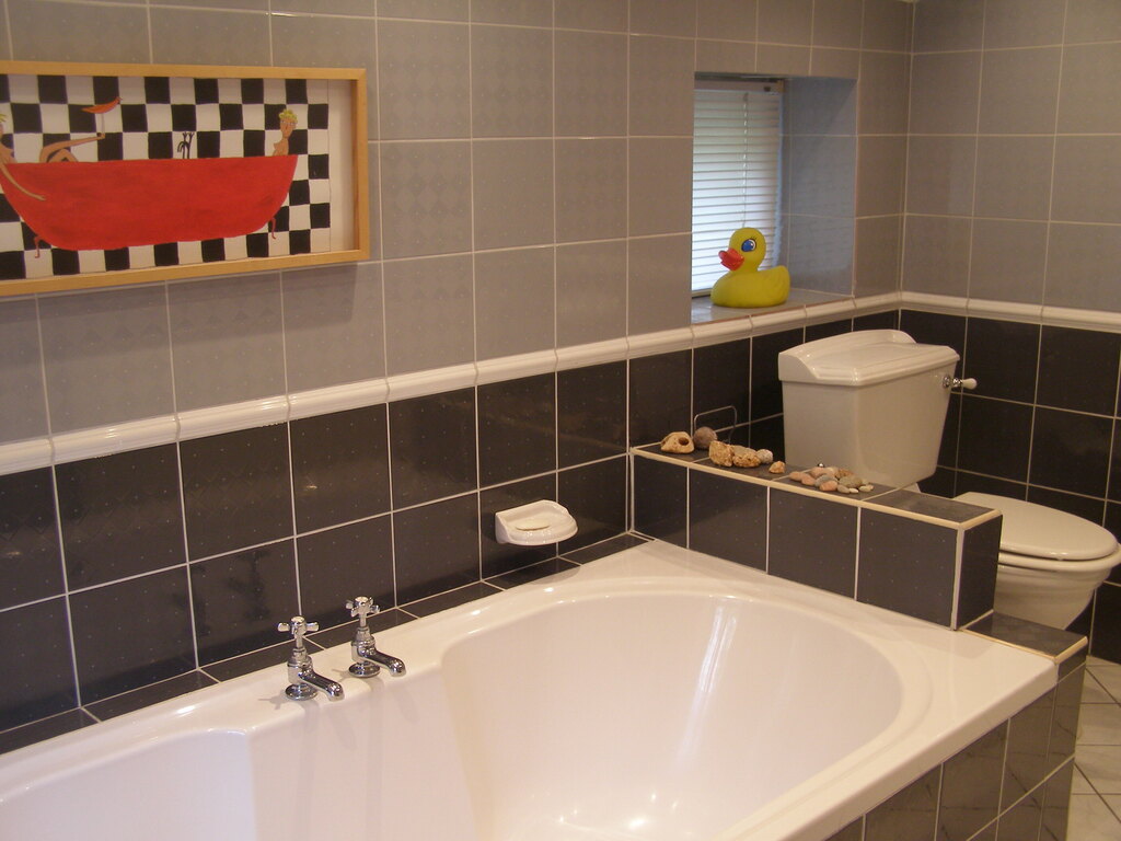 Badkamer met douche, turks stoombad en ligbad.