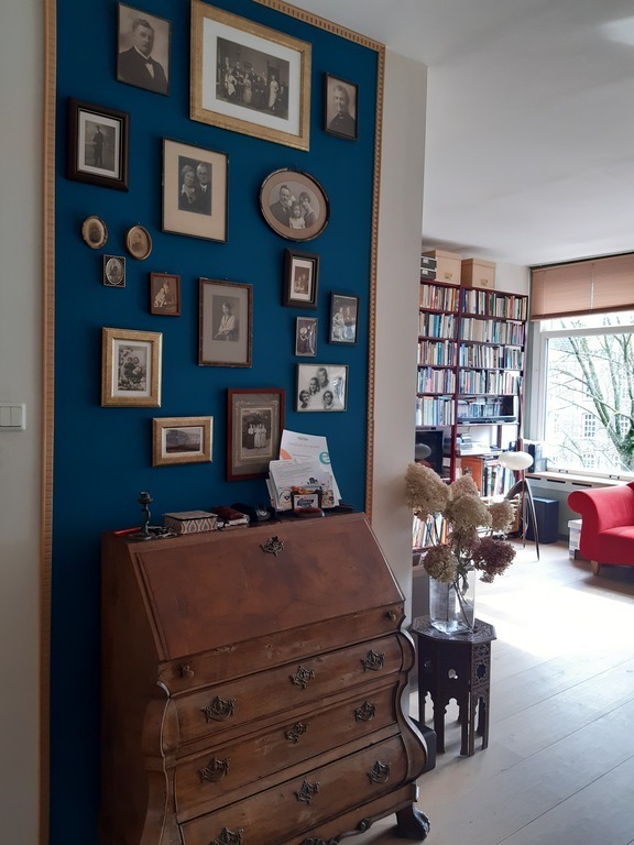 livingroom with old family photo's