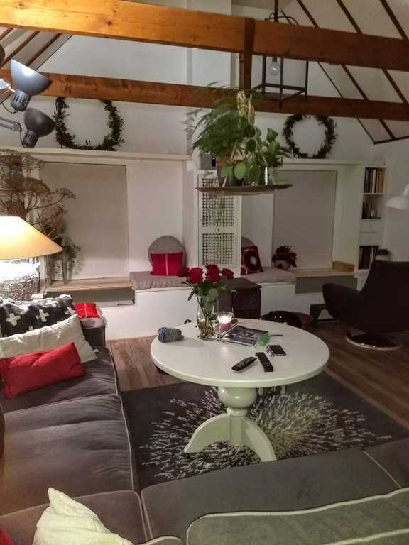 Zitkamer met houtkachel.