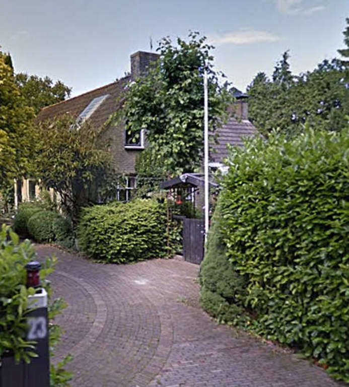 Voorkant van het huis, met parkeergelegenheid.
