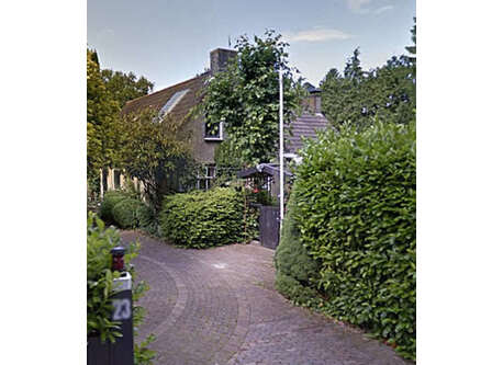 Voorkant van het huis, met parkeergelegenheid.