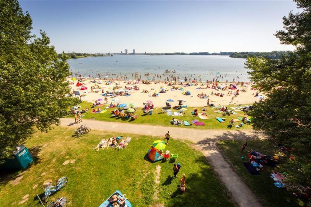 Beach and playground Bussloo (15 min drive)