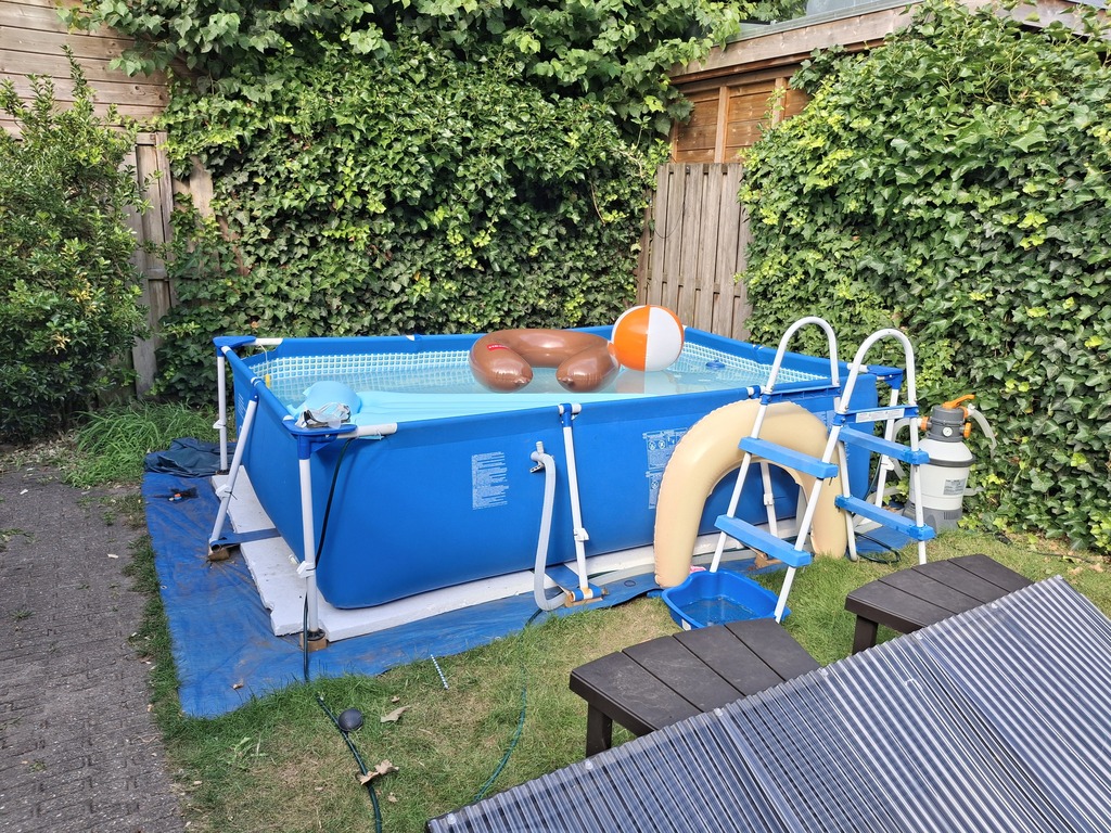 Swimingpool in the backyard