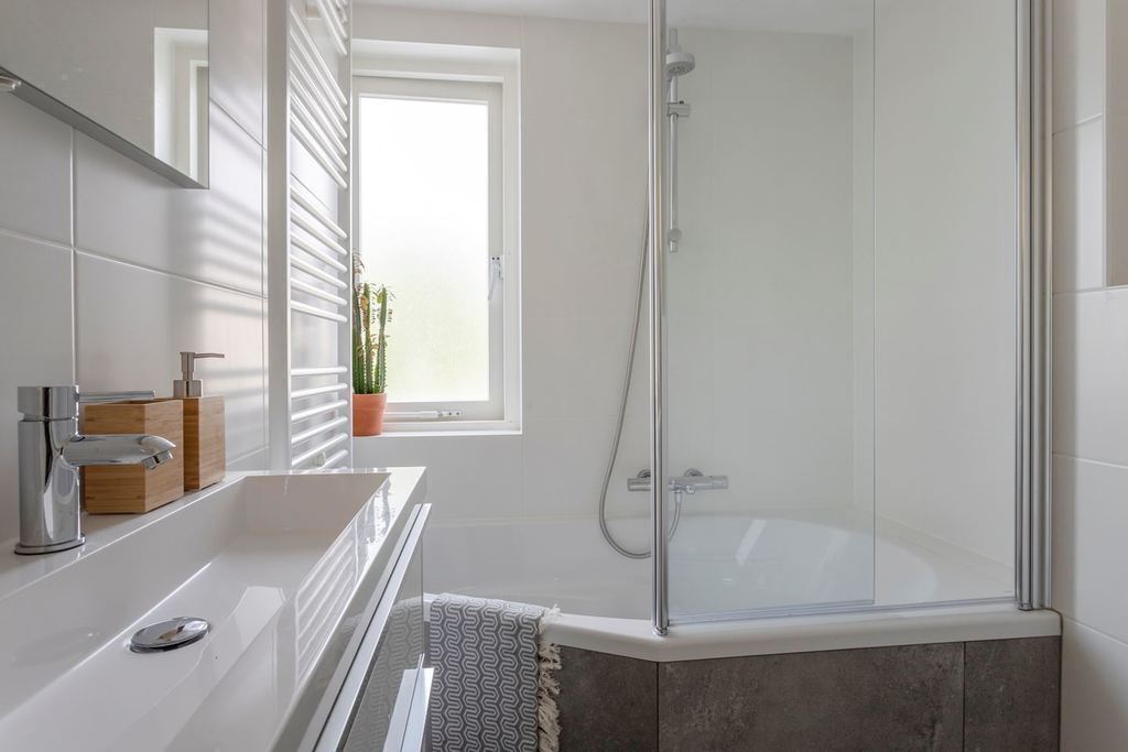 Bathroom including toilet and bath/shower (first level)