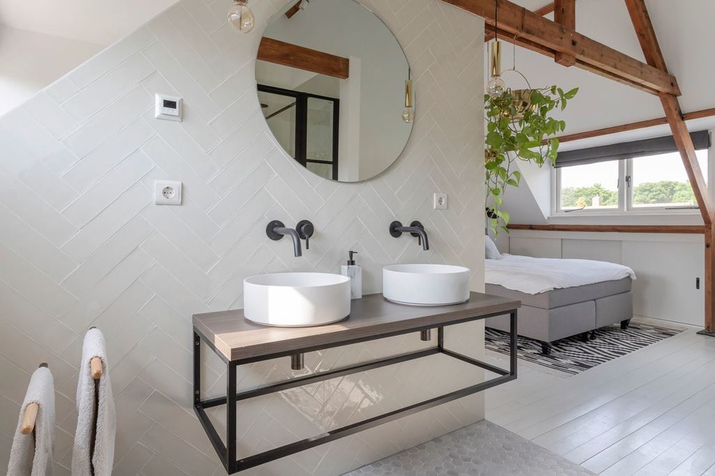 Ensuite bathroom (Attic)