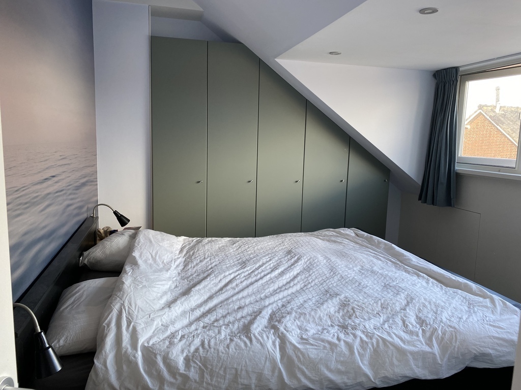 Master bedroom (extra long bed)