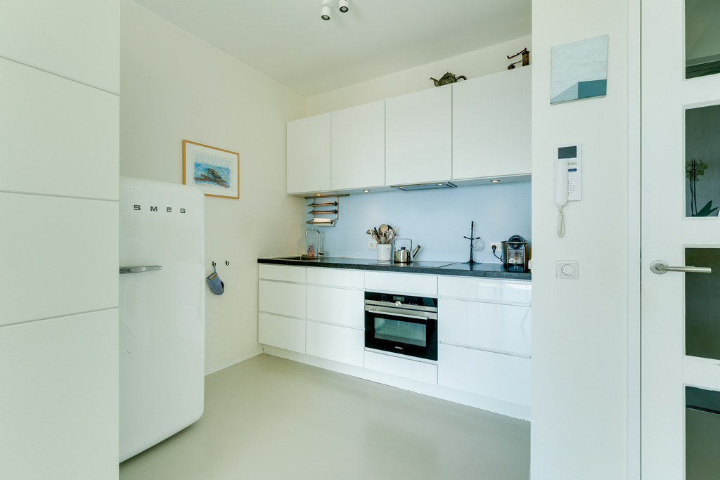 kitchen area, incl. dishwasher, fridge, nespresso. 