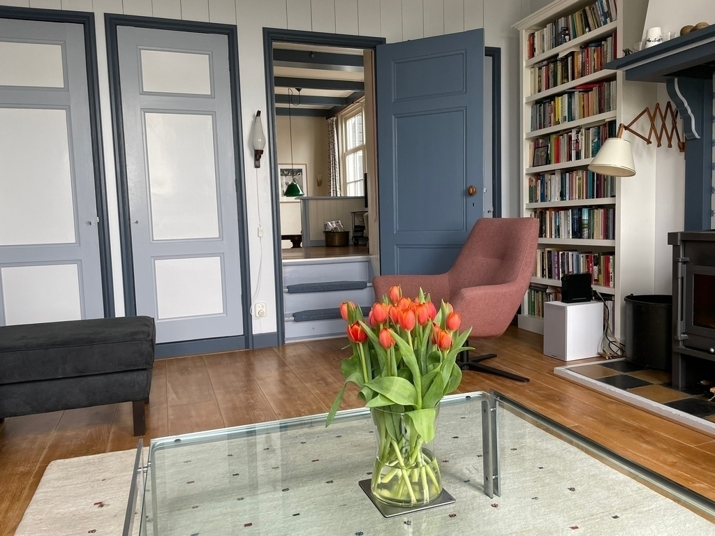 Living room, connection to kitchen area