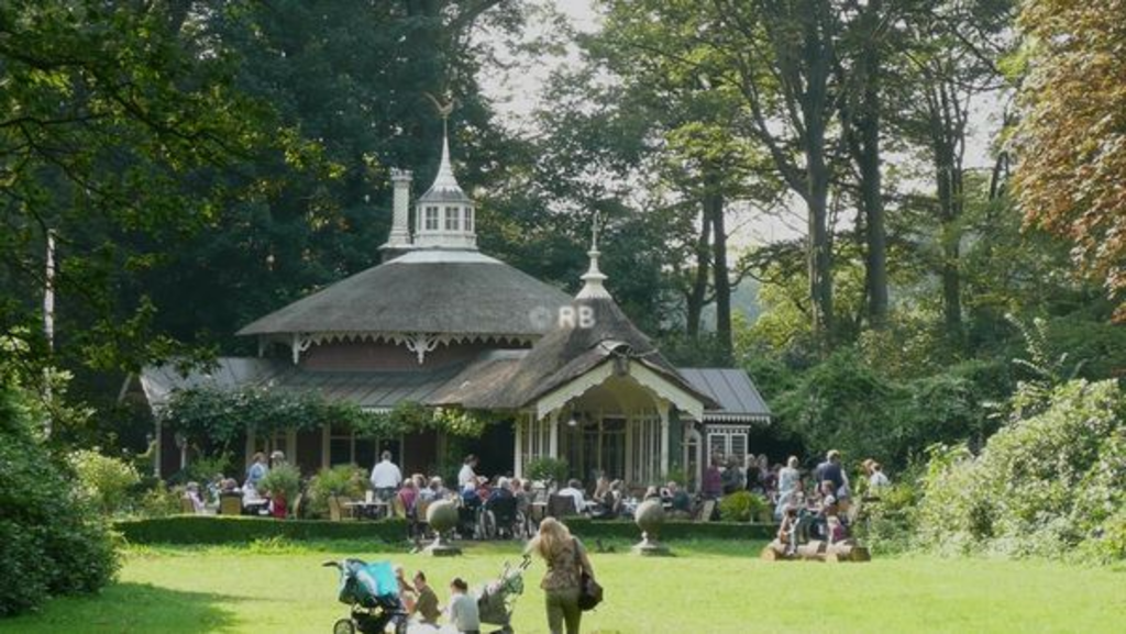 De Horsten; large park (former back garden of the King and Queen) with its charming tea room. (5-10 min away)