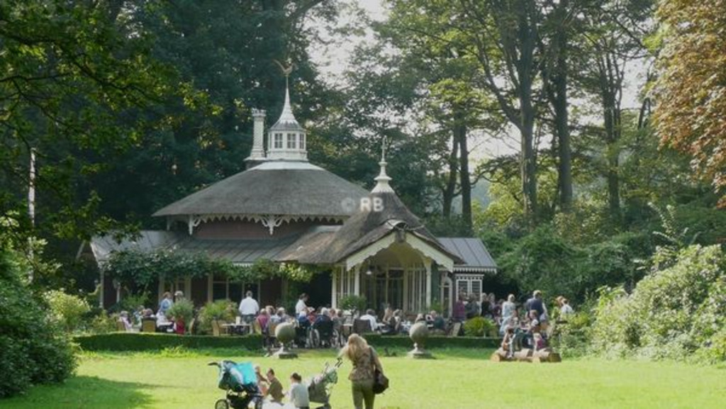 De Horsten; large park (former back garden of the King and Queen) with its charming tea room. (5-10 min away)