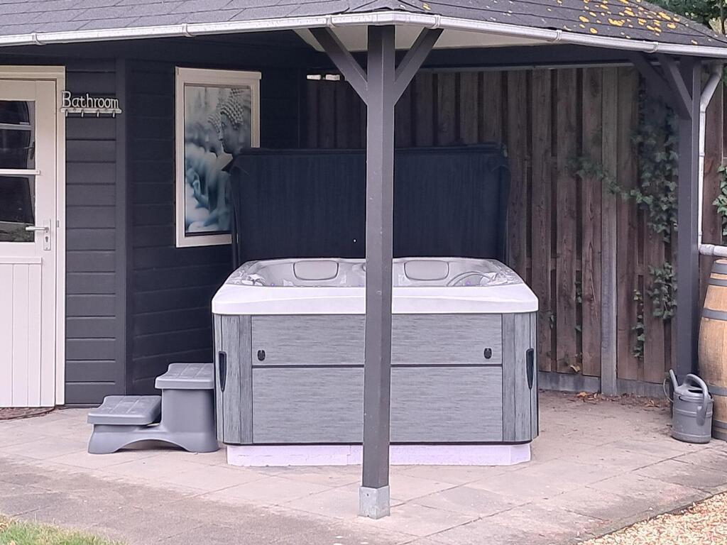 Brand new jacuzzi for 3 persons