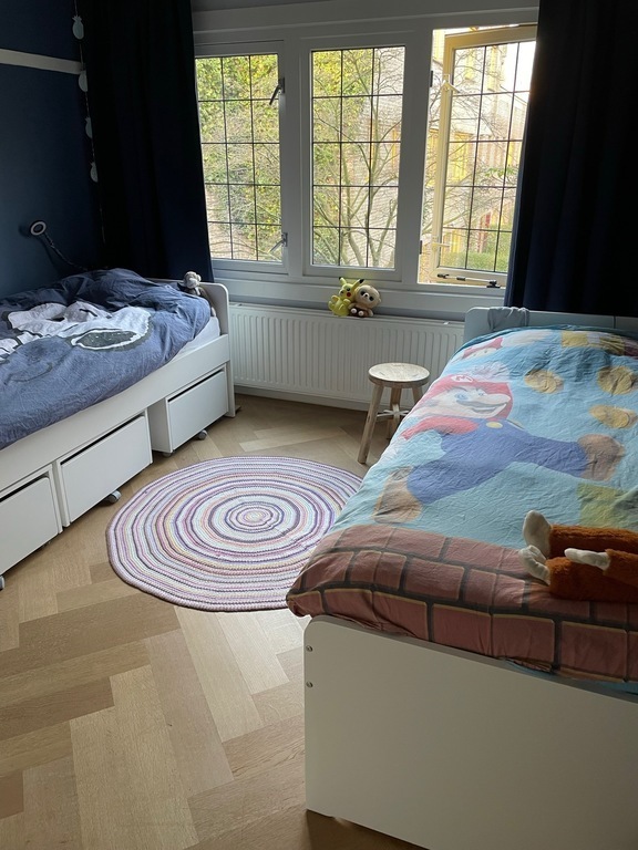 Bedroom with 2 single beds