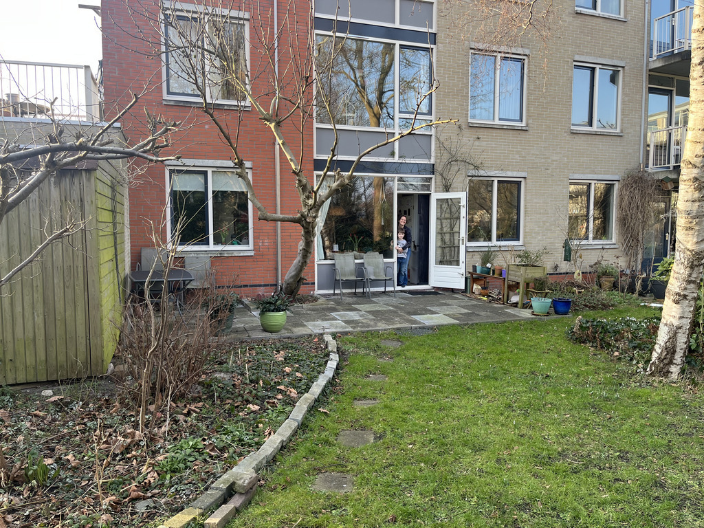 de achtertuin met terras