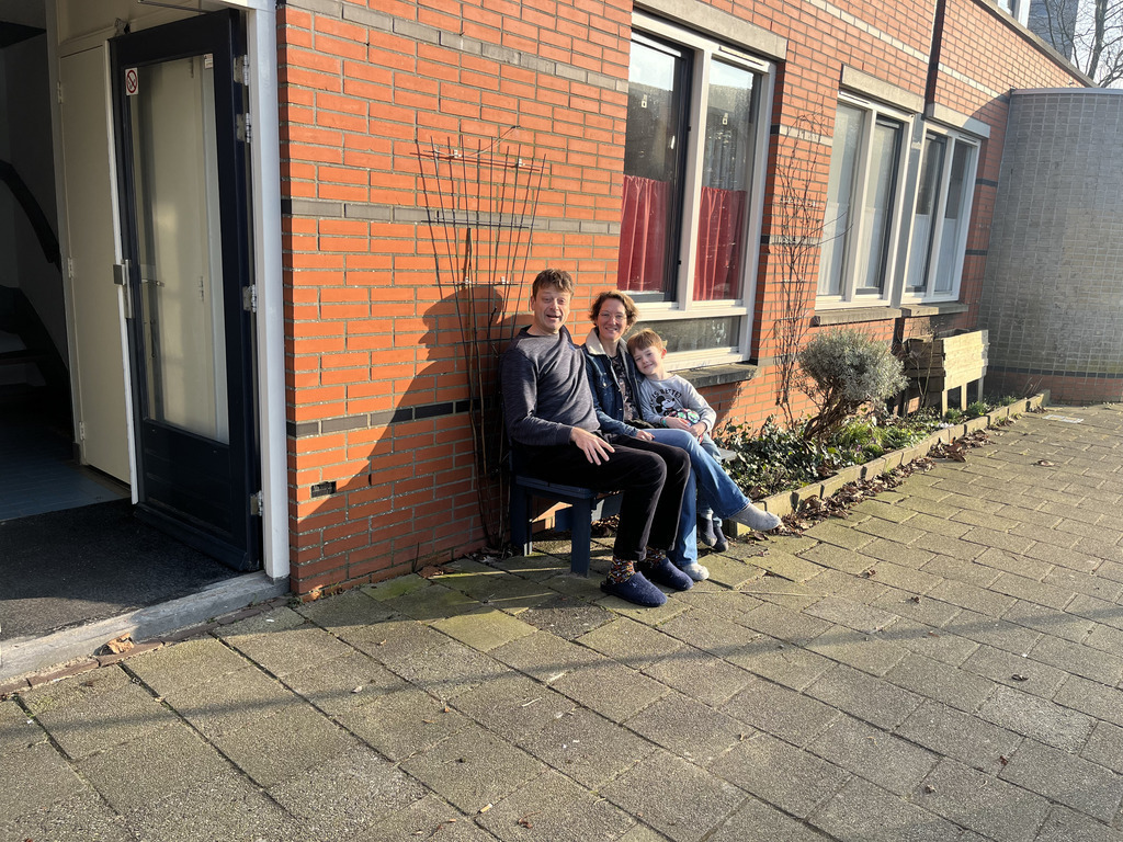 De voorkant van ons huis, begane grond met een bankje