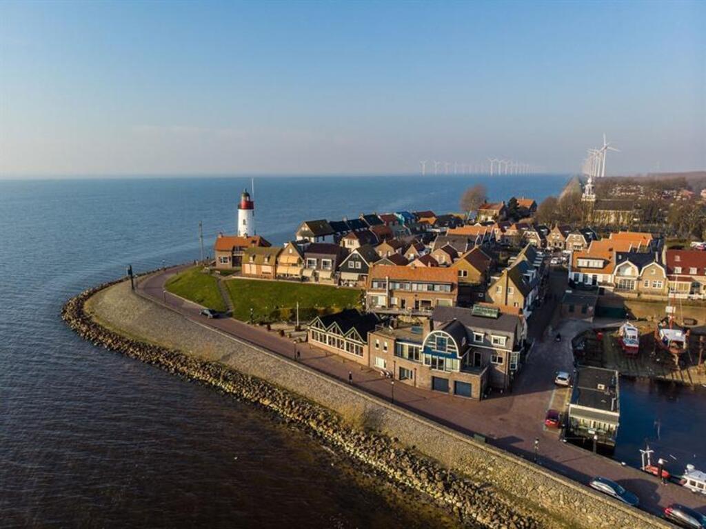 Het prachtige oude dorp van Urk met de vuurtoren