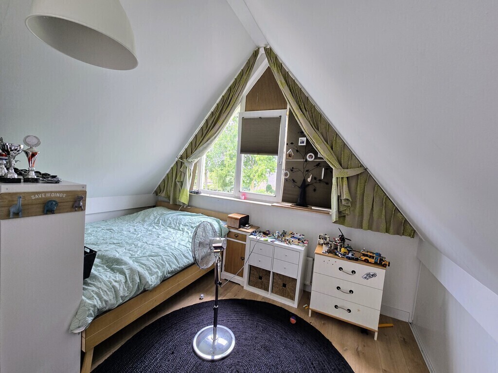 Slaapkamer op de zolder met bed van 180x200 bed.