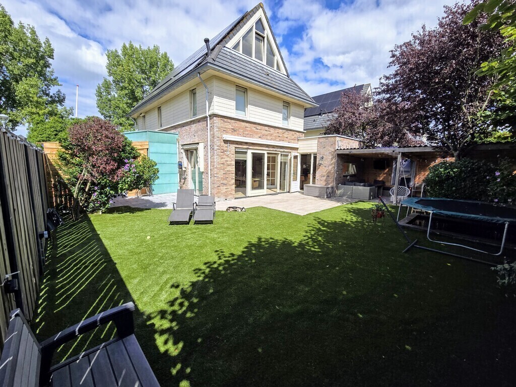 Tuin met schuurtje en 2 deuren, 1 damesfiets (electrisch) en 2 kinderfietsen