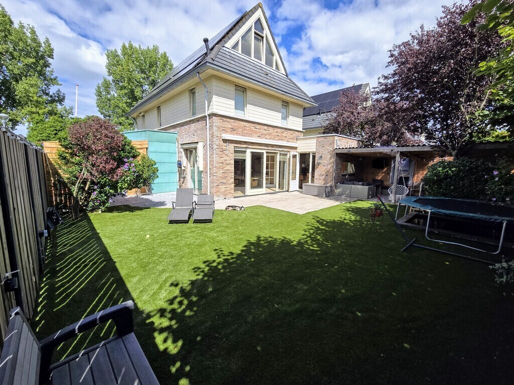 Tuin met schuurtje en 2 deuren, 1 damesfiets (electrisch) en 2 kinderfietsen