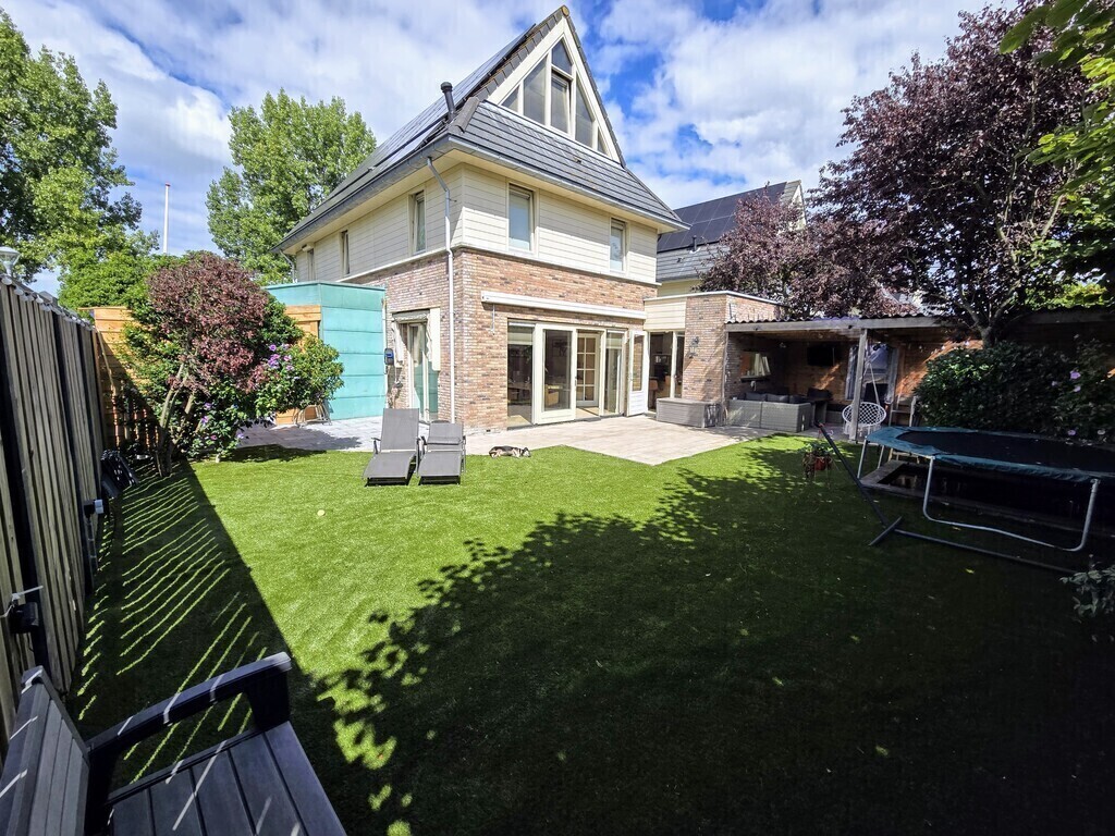 Tuin met schuurtje en 2 deuren, 1 damesfiets (electrisch) en 2 kinderfietsen