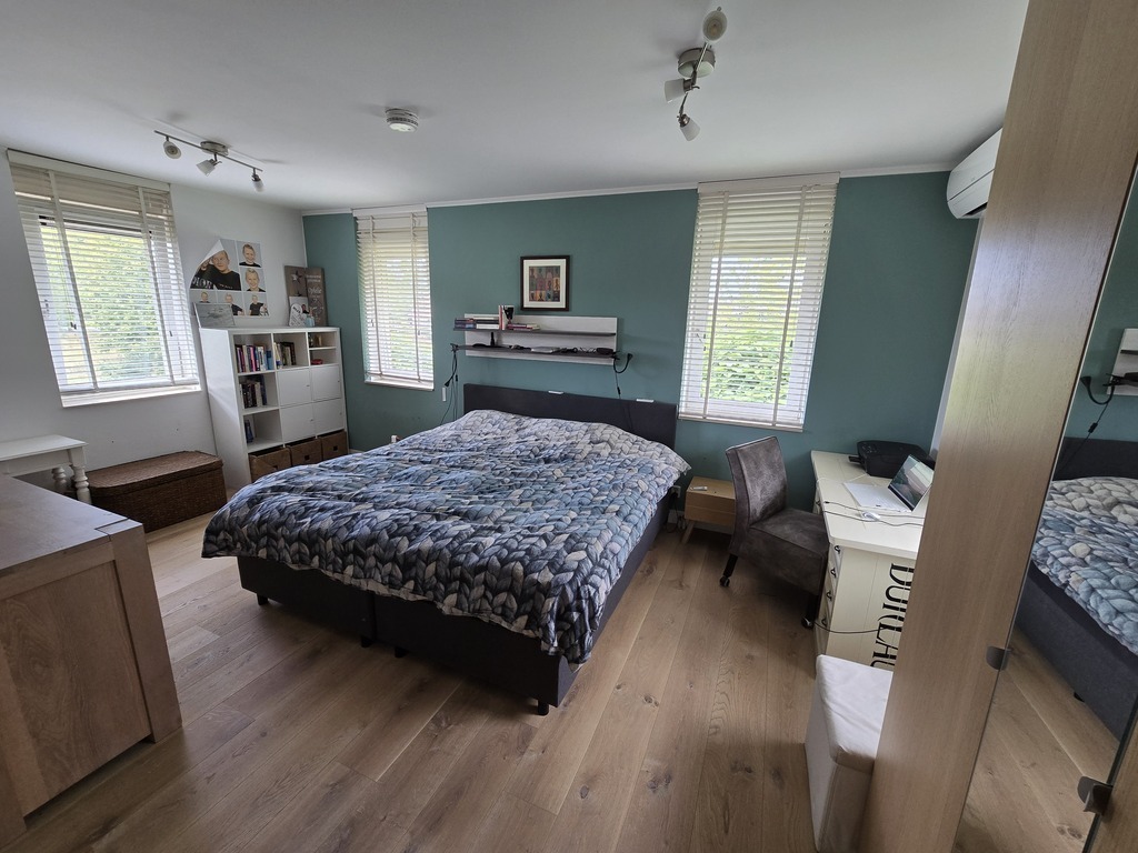 Masterbedroom with bed of 210x200, TV (with Chromecast), and airconditioning