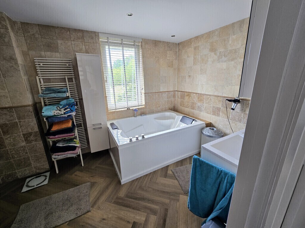 Badkamer met inloopdouche, dubbele wastafel, 2 persoonsbad