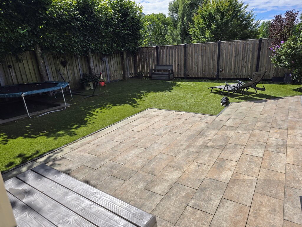 Tuin met trampoline