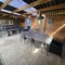 Veranda met eettafel en loungebank en TV