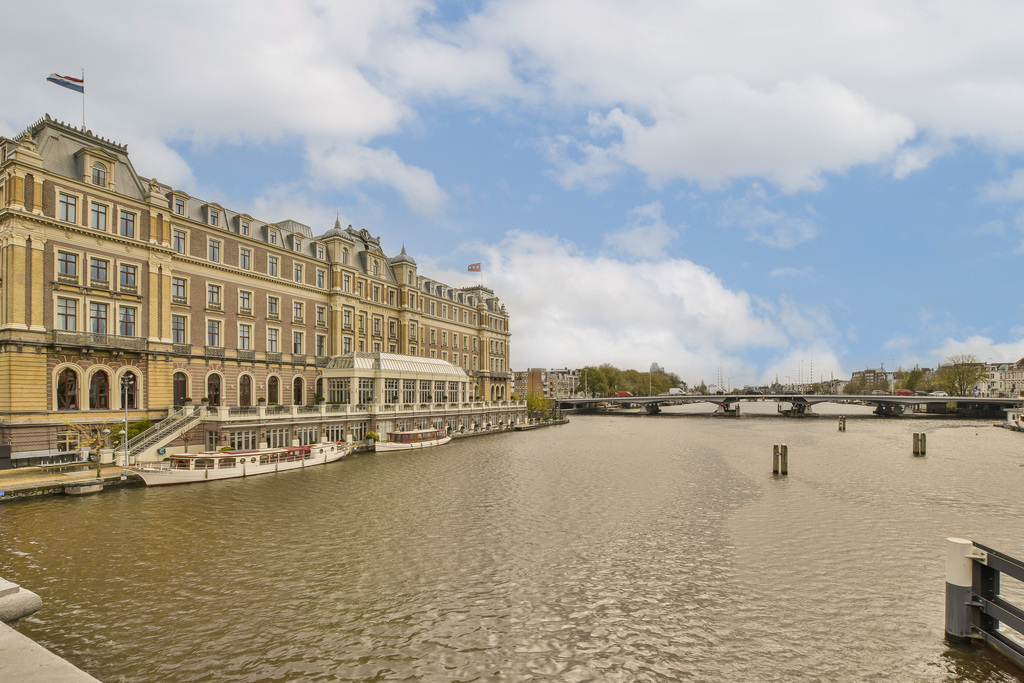 De Amstel, gezien vanuit de stad. Met het prachtige Amstelhotel (ook leuk maar kostbaar ;))