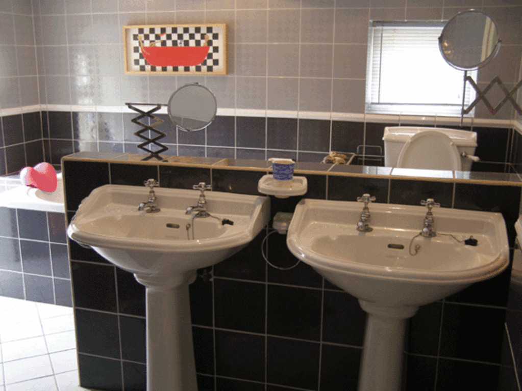 Badkamer met douche, turks bad en ligbad.