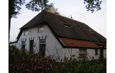 Ons boerderijtje uit 1876. Het tiny house bevindt zich in de oude deel.