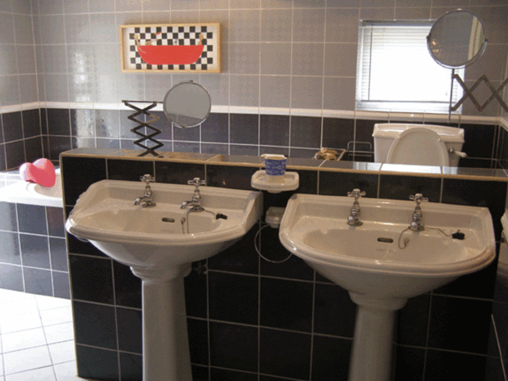 Badkamer met douche, turks bad en ligbad.