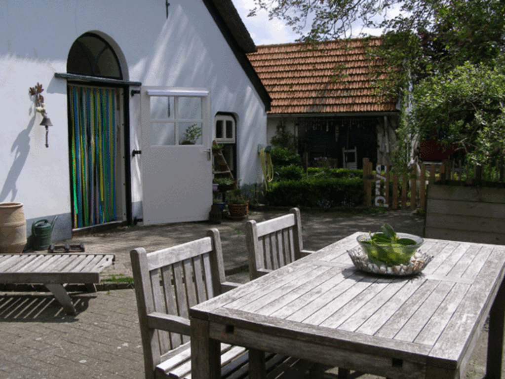 Terras bij oude deel.