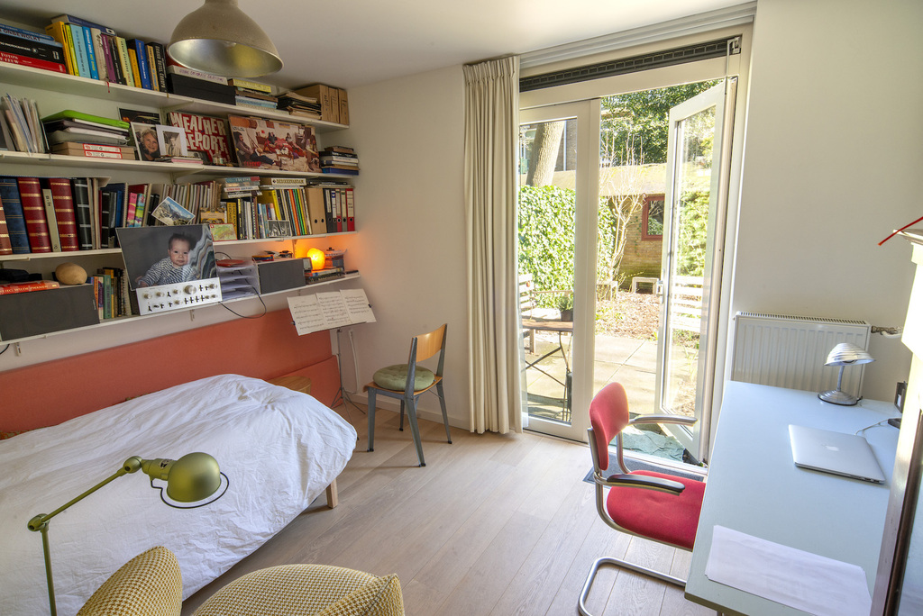 Second bedroom with tabel and reading place