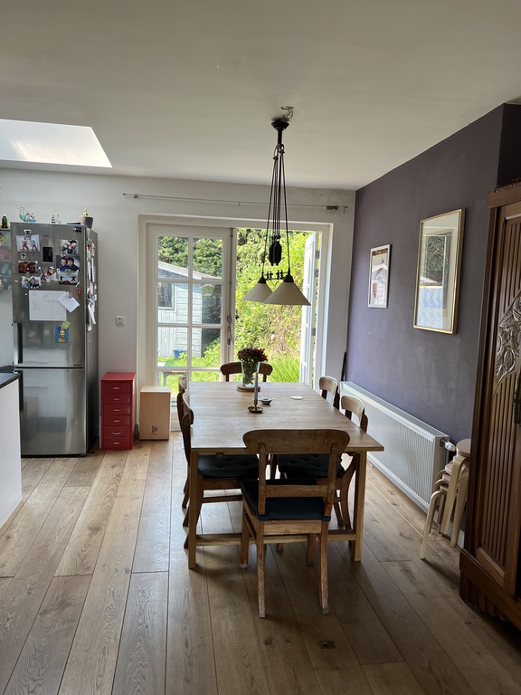 dinner table, extendable to seat 10 people