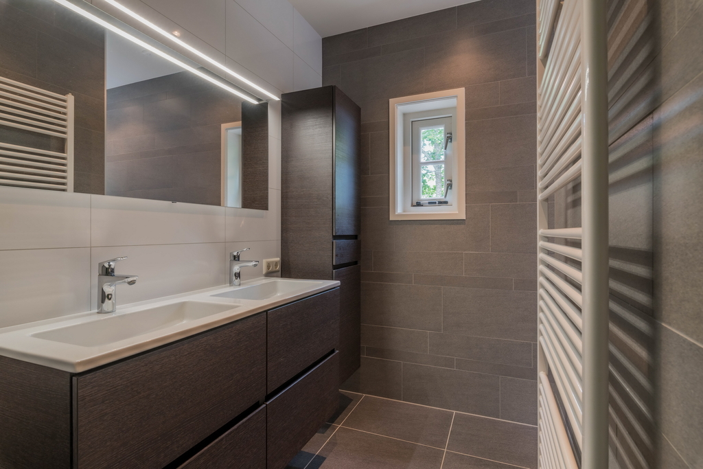 Dit is de badkamer bij de slaapkamer gelijkvloers