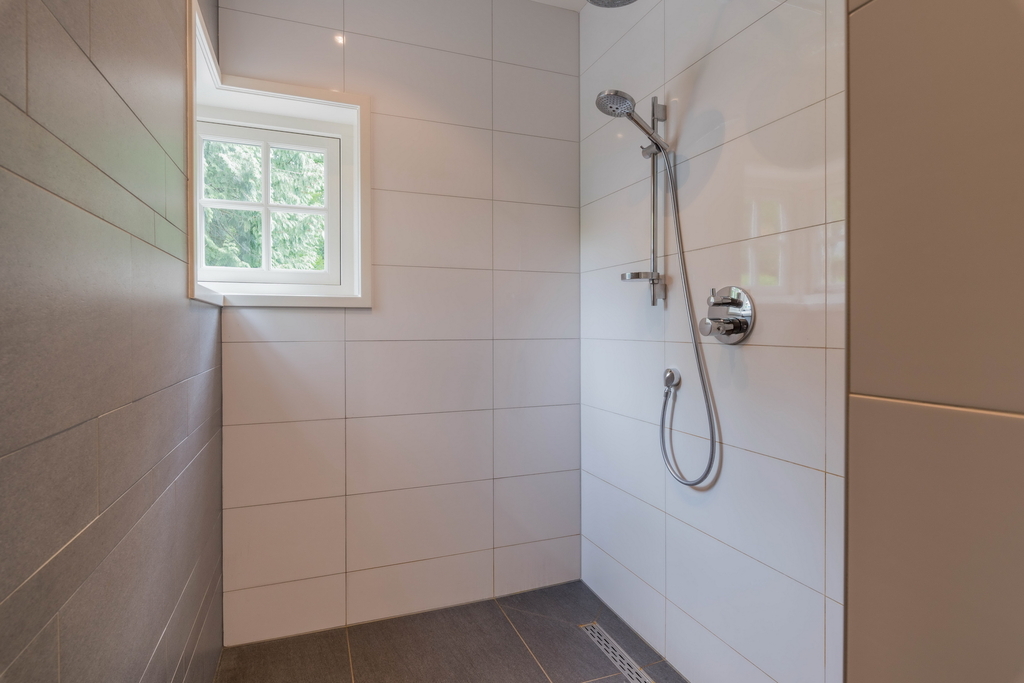 Dit is de douche bij de slaapkamer gelijkvloers