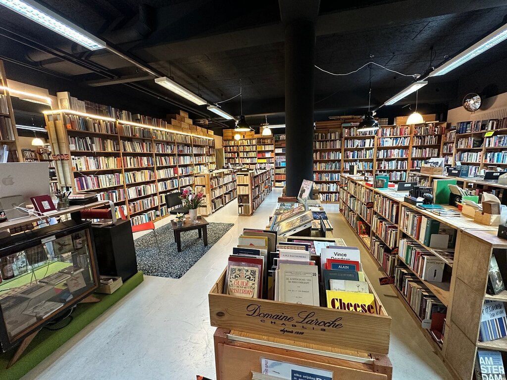second handbookshop Fenix on the Albert Cuypmarket