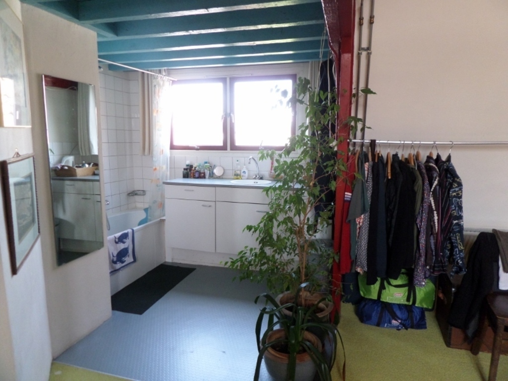 Bath and washbasin in Master bedroom