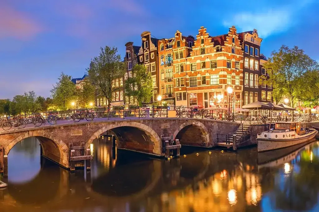 Amsterdam, as close as 25min by car - 40min by train